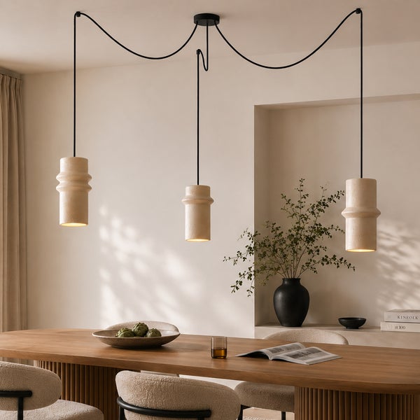Hängeleuchte mit drei zylindrischen Leuchtenschirmen in einem modernen Esszimmer über einem Holztisch mit Stühlen.