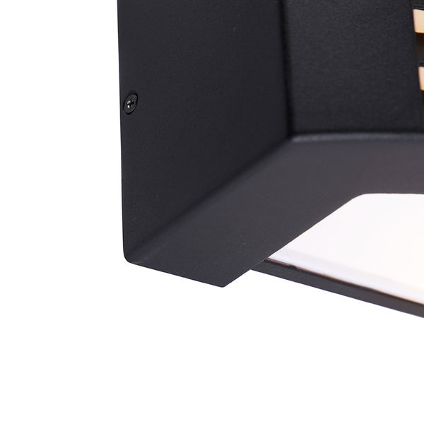 Nahaufnahme eines mattschwarzen Metallgehäuses einer Wandleuchte mit sichtbarer Befestigungsschraube.