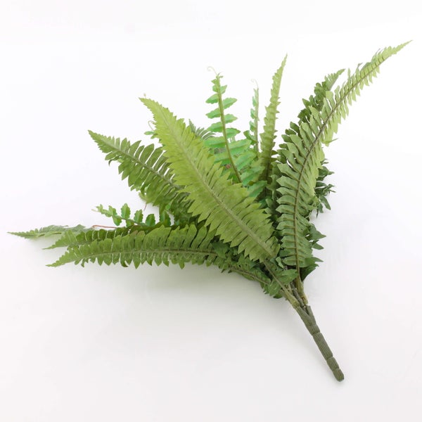 Künstlicher Farnzweig mit grünen Wedeln für die Dekoration.