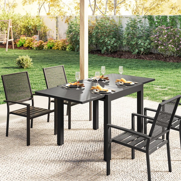 Modernes Gartenmöbel-Set mit rechteckigem Metalltisch und vier Stühlen mit Netzrücken auf einer Terrasse im sonnigen Garten.