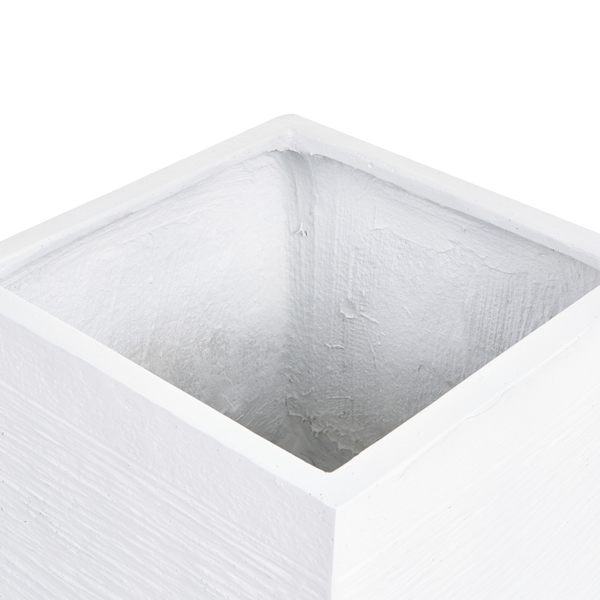 Quadratischer Pflanzkübel in Weiß mit strukturierter Oberfläche.