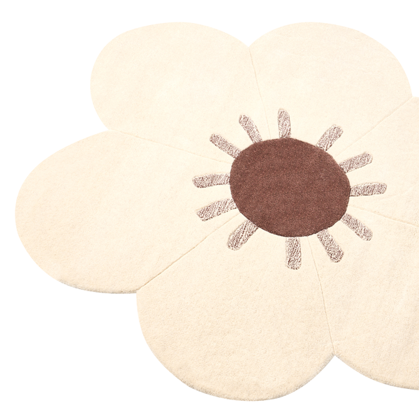 Beige-brauner Teppich in Blumenform aus weichem Textilmaterial mit runder Mitte.