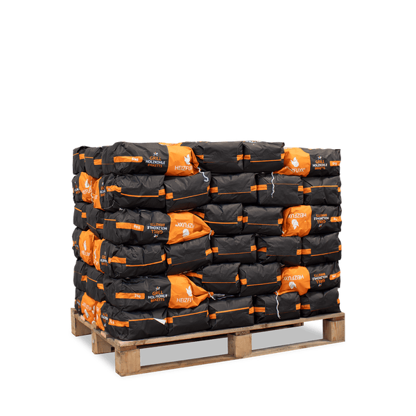 Palette mit Grill Holzkohlebriketts von Heizfuxx, 5 Kilogramm pro Sack.