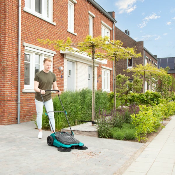 VONROC Kehrmaschine manuell - Bodenreinigungsmaschine für Draußen - 65cm Kehrbreite, 18 Liter Behälter, 2600m2 pro Stunde - Ideale Laubkehrmaschine für Zuhause