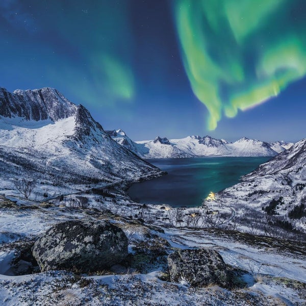 Landschaft mit schneebedeckten Bergen und Nordlichtern