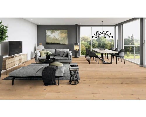 Heller Wohnraum mit Wohnzimmermöbeln und Essbereich