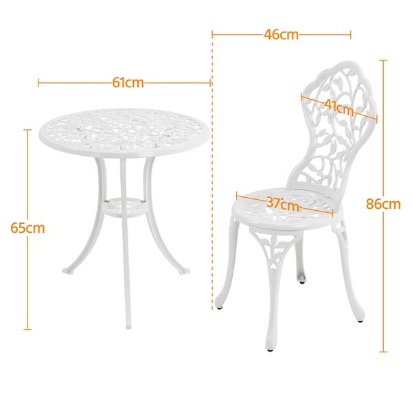 Abmessungen eines weißen Gartentisches und eines Stuhls aus Metall mit dekorativem Muster