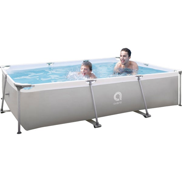 Rechteckiger Pool mit zwei Personen im Wasser und Avenli Logo