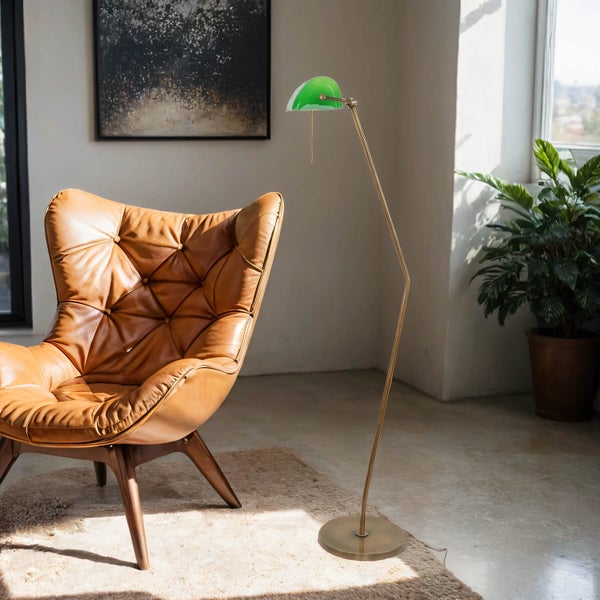 Innenaufnahme mit Sessel, Stehlampe und Zimmerpflanze