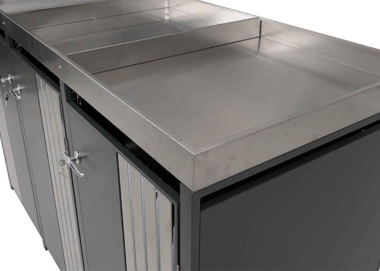 Detailansicht eines Gartenschranks mit Edelstahlabdeckung