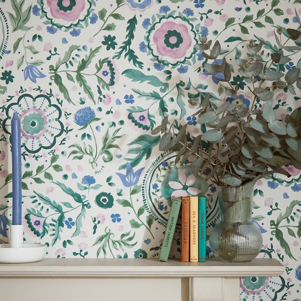 Vliestapete mit floralem Aquarell-Muster aus Blumen und Blättern, dekoriert mit Vase und Kerze auf einem Sims
