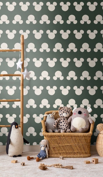 Kinderzimmer mit Spielzeug und Tapete mit Muster