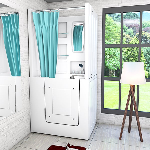Barrierefreie Sitzbadewanne mit Dusche, weißer Einstiegstür und türkisfarbenem Duschvorhang in hellem Badezimmer mit Fensterblick ins Grüne.