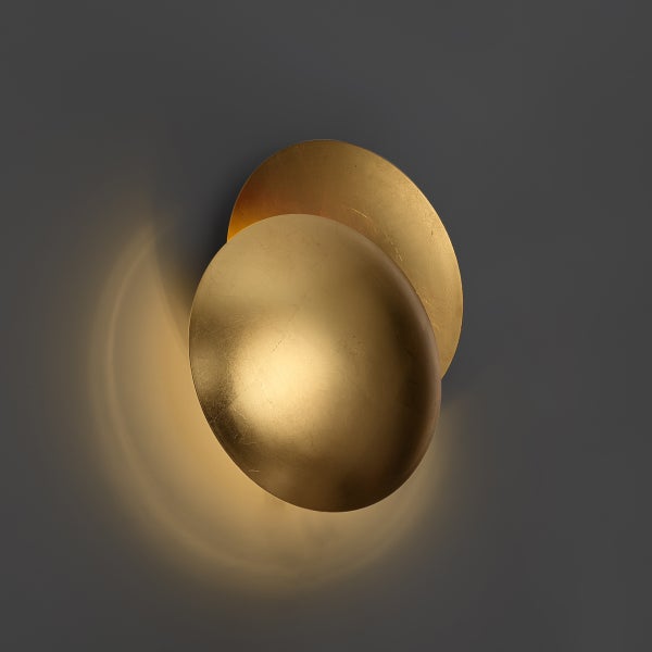 Goldene Wandleuchte mit zwei kreisförmigen Elementen für stimmungsvolle Beleuchtung