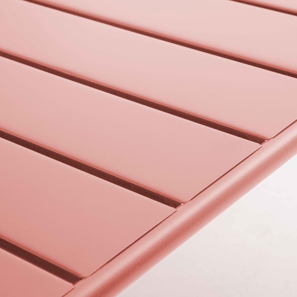 Nahaufnahme einer terrakottafarbenen Lattenoberfläche aus Metall für Gartenmöbel.
