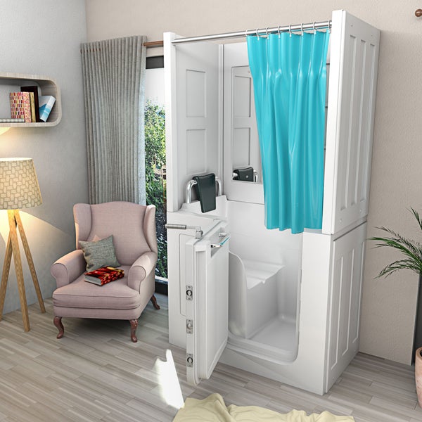 Barrierefreie Sitzbadewanne mit hoher Kabine, niedriger Einstiegstür und integriertem Sitz in einem hellen Raum neben Sessel und Stehlampe.