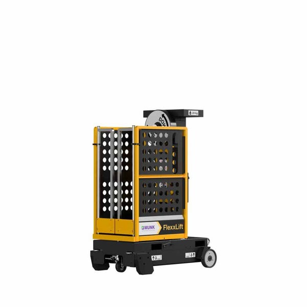 Mobiler Materiallift Munk FlexxLift mit manuellem Handrad, gelbem Arbeitskorb und schwarzen Lenkrollen.