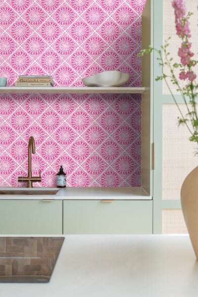 Küchenszene mit pinkfarbener und weißer gemusterter Tapete