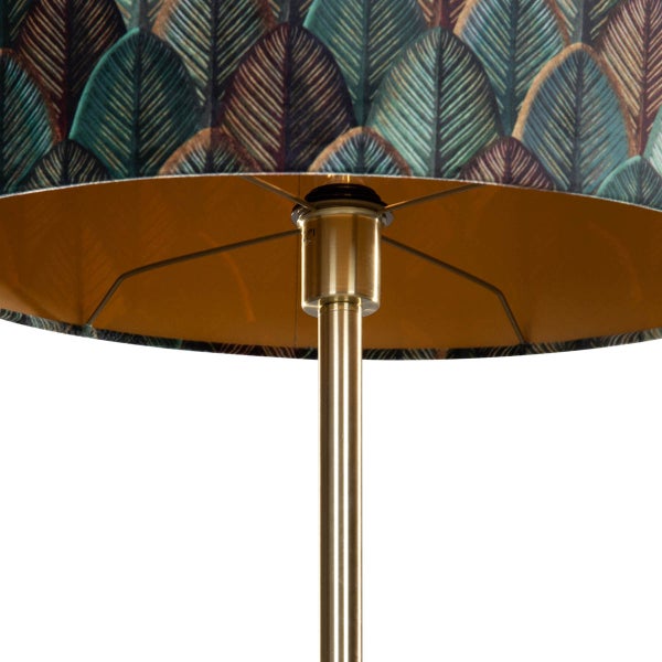 Detail einer Stehlampe mit Blattmuster und Lampenfuß