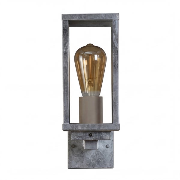 Rechteckige Außenwandleuchte aus verzinktem Metall mit sichtbarem Leuchtmittel im Vintage-Stil.
