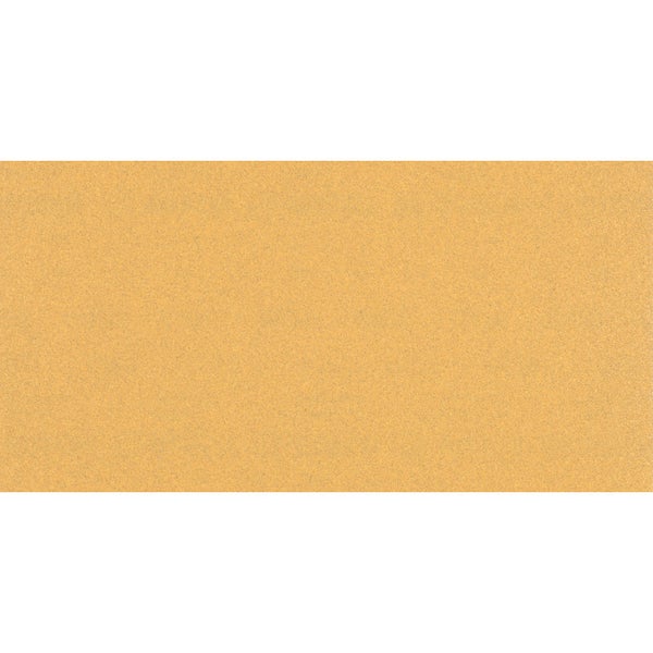 Frau schleift Fensterrahmen mit einem Schleifgerät