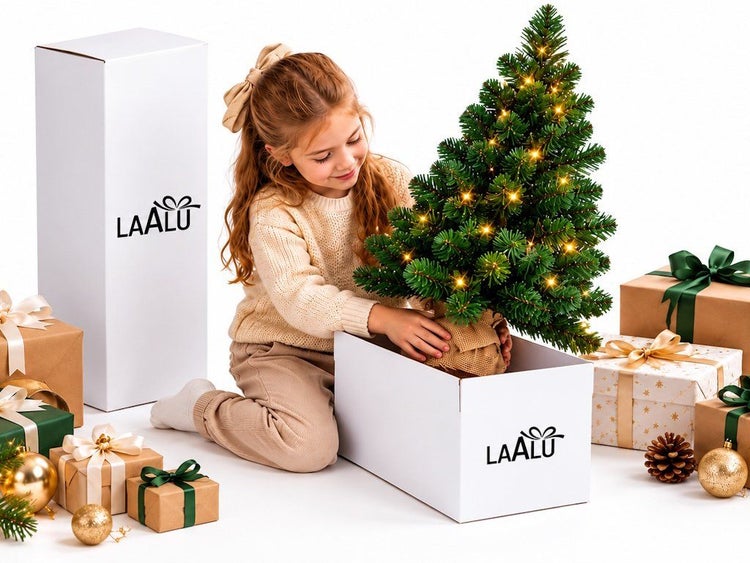 Kind packt einen künstlichen Weihnachtsbaum mit LED Beleuchtung in einem Jutesack von Laalu aus dem Karton aus.