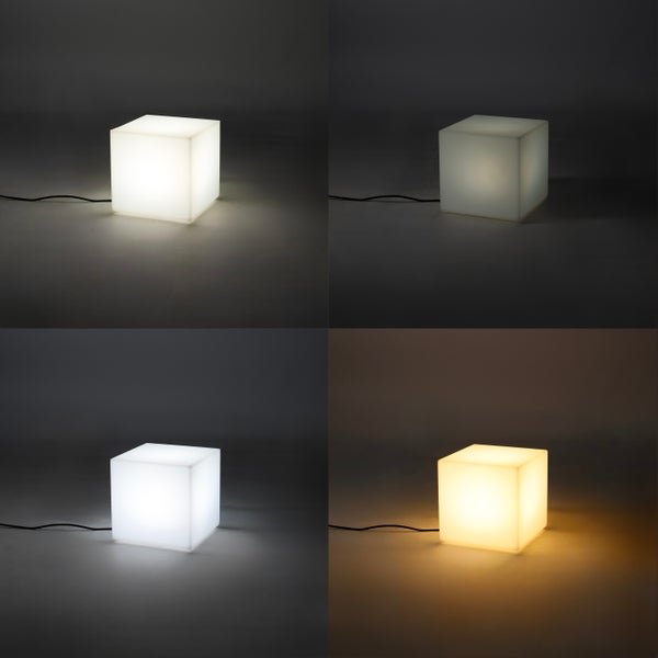 Würfelförmige LED-Leuchte mit schwarzem Kabel in vier verschiedenen Lichtfarben von Warmweiß bis Kaltweiß.