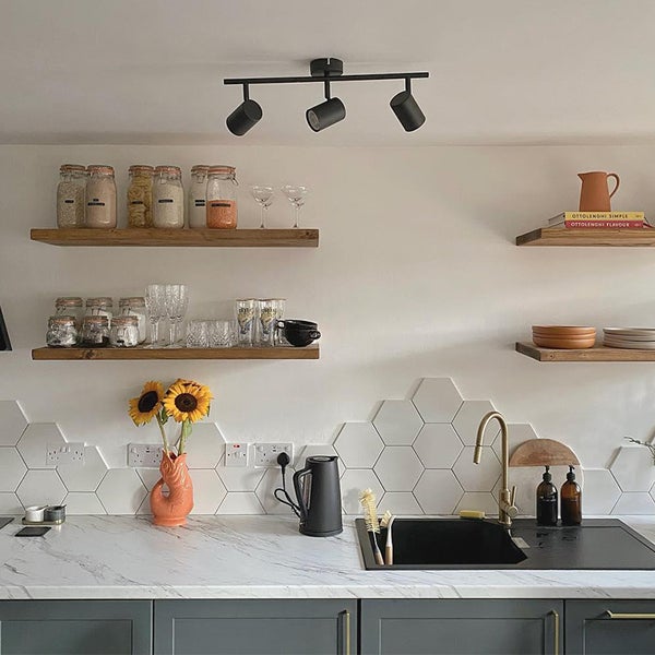 Küchenszene mit Regalen, Geschirr, Spüle und Beleuchtung