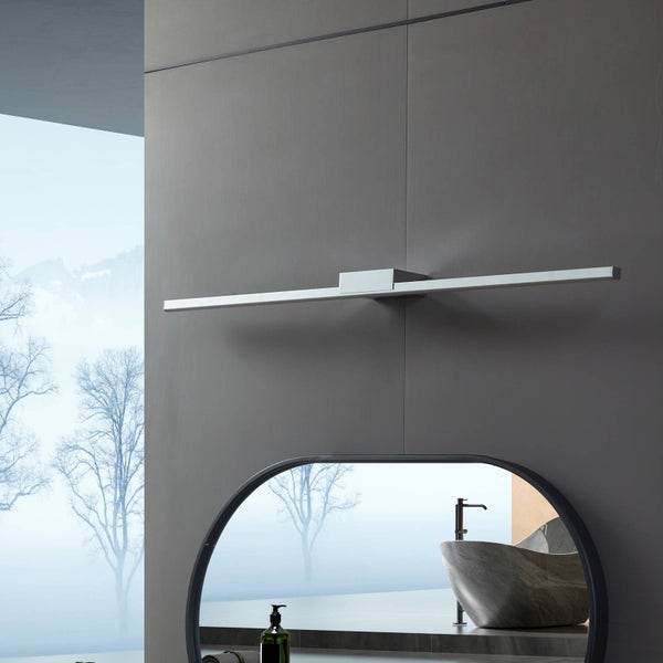 Moderne LED-Spiegelleuchte in minimalistischem Design, montiert über einem ovalen Badezimmerspiegel in einem Badezimmer.