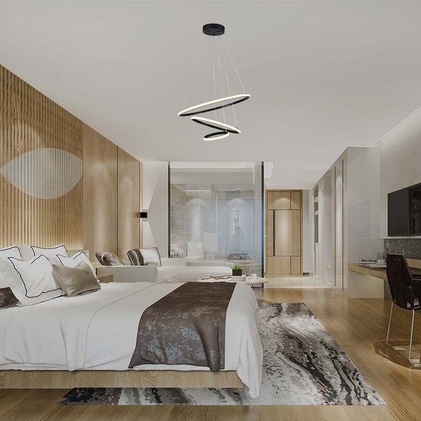 Modernes Schlafzimmer mit kreisförmiger Hängeleuchte und gemütlicher Einrichtung