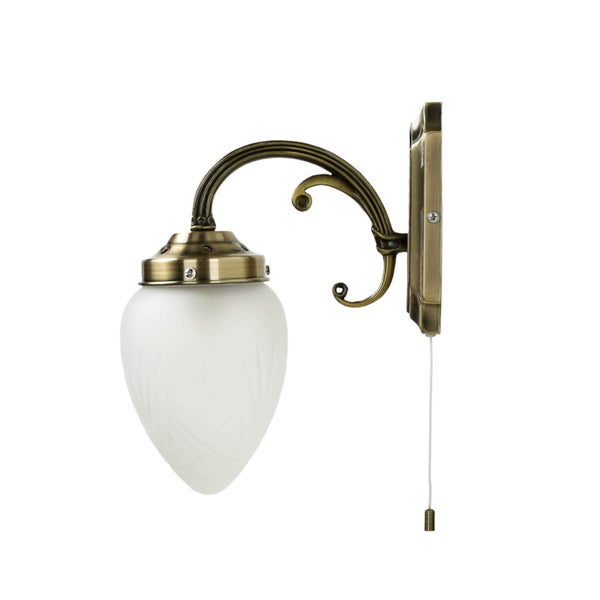 Wandleuchte im antiken Stil mit geschwungenem Arm und milchigem Glasschirm inklusive Zugschalter.