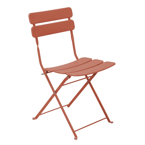 Klappbarer Gartenstuhl aus Metall in Terrakotta mit Latten an Sitz und Rückenlehne.