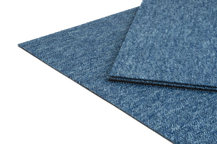 Blaue, selbstliegende Teppichfliesen mit strukturierter Oberfläche und dunkler Rückseite.