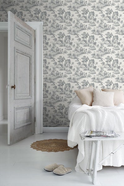 Schlafzimmer mit Tapete mit Landschaftsmuster, Bett und Tür