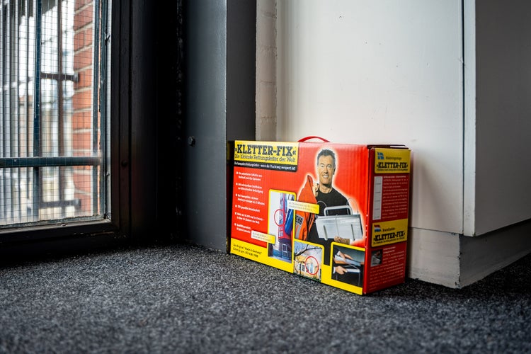 Kletter-Fix Notleiter im Karton neben einem Fenster
