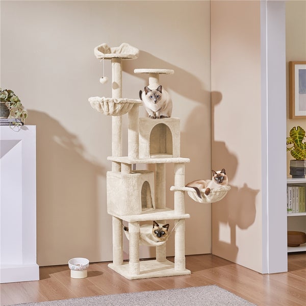 Beiger Katzenkratzbaum mit Liegeflächen und drei Katzen