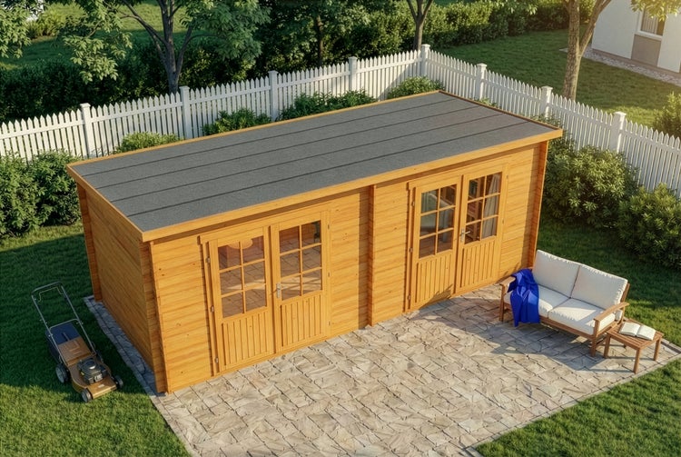 Großes Gartenhaus aus Holz mit Pultdach und zwei Doppeltüren auf einer gepflasterten Terrasse in einem Garten.