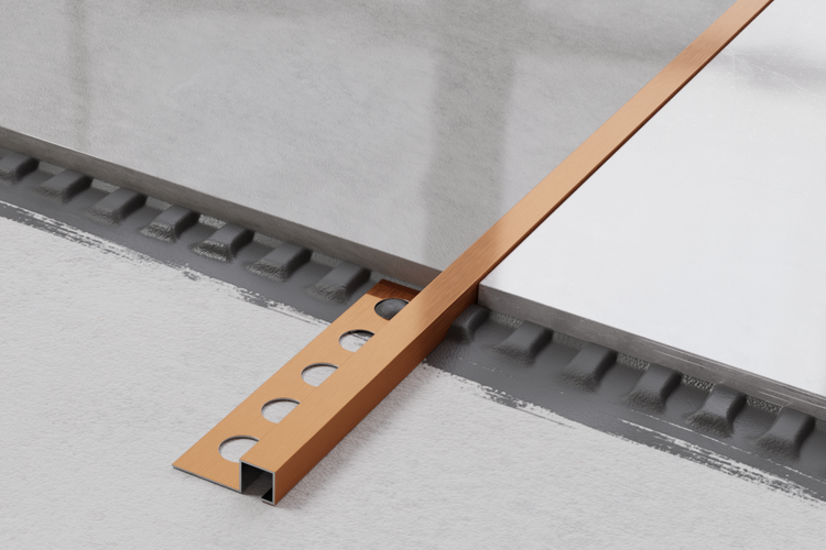 Fliesenprofil aus Metall zwischen zwei Fliesen