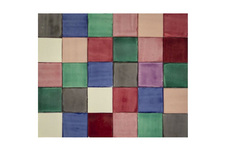 Quadratische Fliesen in verschiedenen Farbtönen