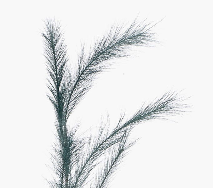 Detailansicht einer künstlichen Bambuspflanze mit grünen Halmen in einem schwarzen Kunststofftopf.