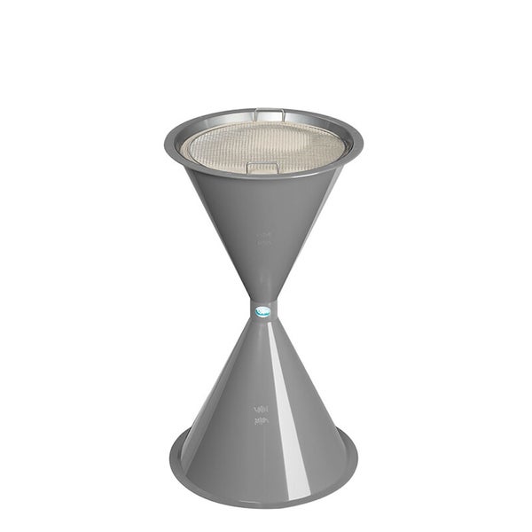 Sandascher aus Metall in Sanduhrform mit Siebeinsatz und VAR Logo.