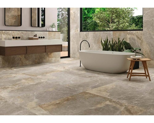 Helles Badezimmer mit Badewanne, Waschtisch und Fliesen in Marmoroptik