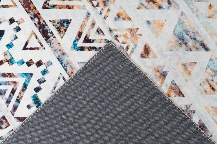 Teppich mit geometrischem Dreiecksmuster und strukturierter Rückseite.