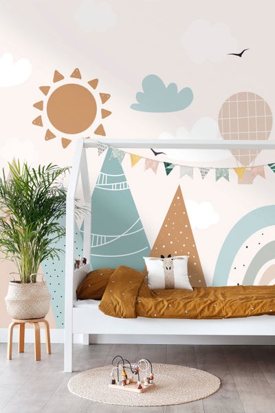Kinderzimmer mit Hausbett und Berg-Motivtapete