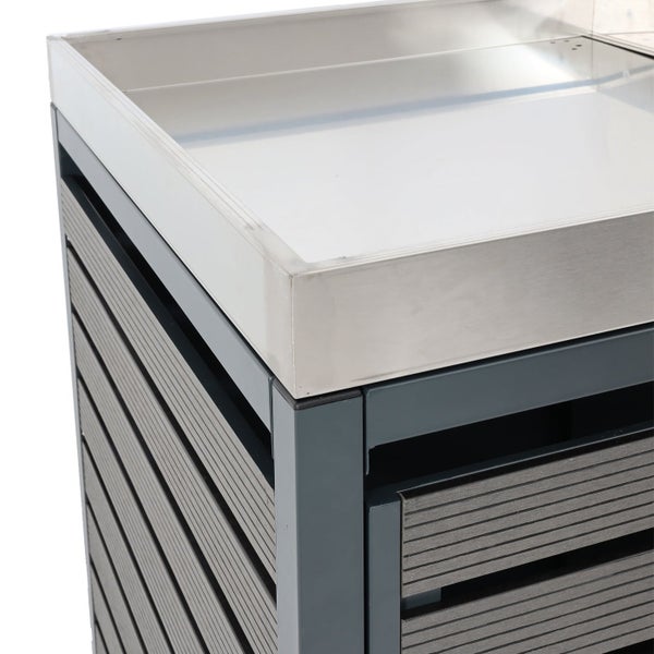 Detailansicht eines Unterschranks mit Edelstahlplatte und horizontalen Lamellen