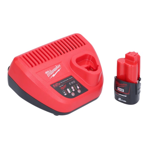 Milwaukee Akku-Ladegerät C 12 C für 12 Volt Lithium-Ionen-Akkus und ein M12 Akku mit 2,0 Amperestunden.