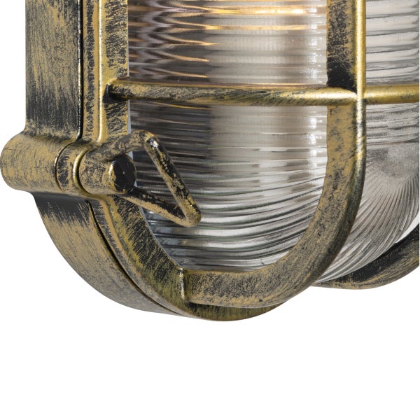 Nahaufnahme einer Außenwandleuchte mit Metallkäfig in Antik-Gold-Optik und geriffeltem Glas.