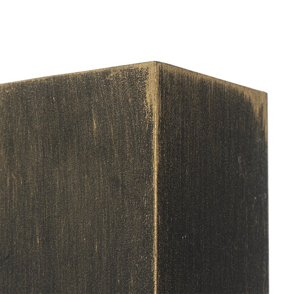 Detailaufnahme der Ecke eines Produkts mit einer strukturierten, gold-schwarzen Oberfläche.