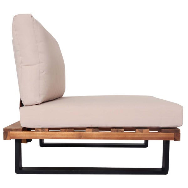 Garten-Lounge-Sessel mit Holzgestell, schwarzem Metallrahmen und beigefarbenen Kissen.