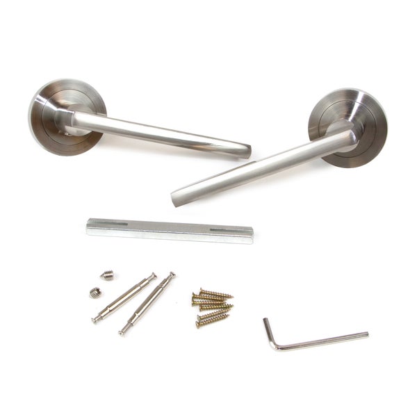 Set aus zwei Türdrückern mit runden Rosetten, Vierkantstift, Befestigungsschrauben und Innensechskantschlüssel für Innentüren.